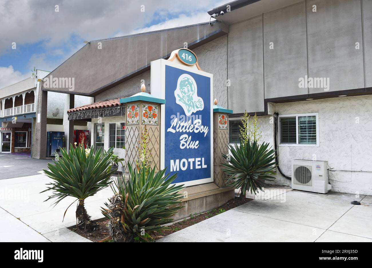 ANAHEIM, CALIFORNIE - 20 SEPTEMBRE 2023 : panneau au Little Boy Blue Motel sur Katell Avenue près des parcs à thème et du centre des congrès. Banque D'Images