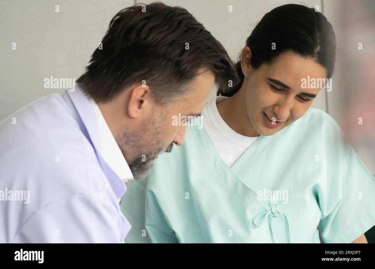 Diagnostic par un médecin caucasien de la cause profonde chez une patiente hispanique. Problème de blessure au genou. L'examen médical et le bilan de santé Banque D'Images