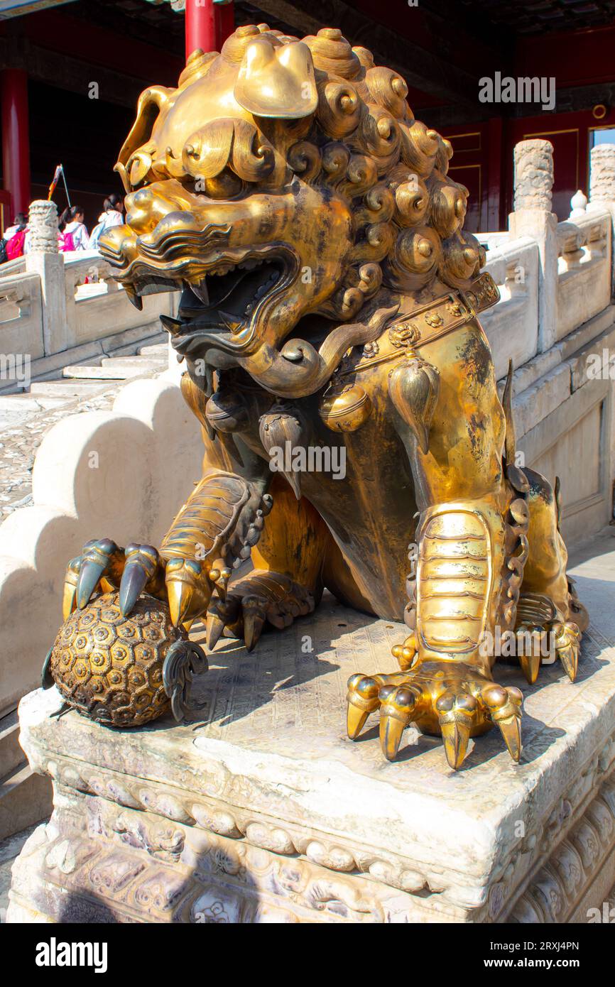 Gros plan vertical sur l'emblématique lion en bronze de la Cité interdite. C'était le palais impérial chinois de la dynastie Ming à la fin de la dynastie Qing Dyn Banque D'Images