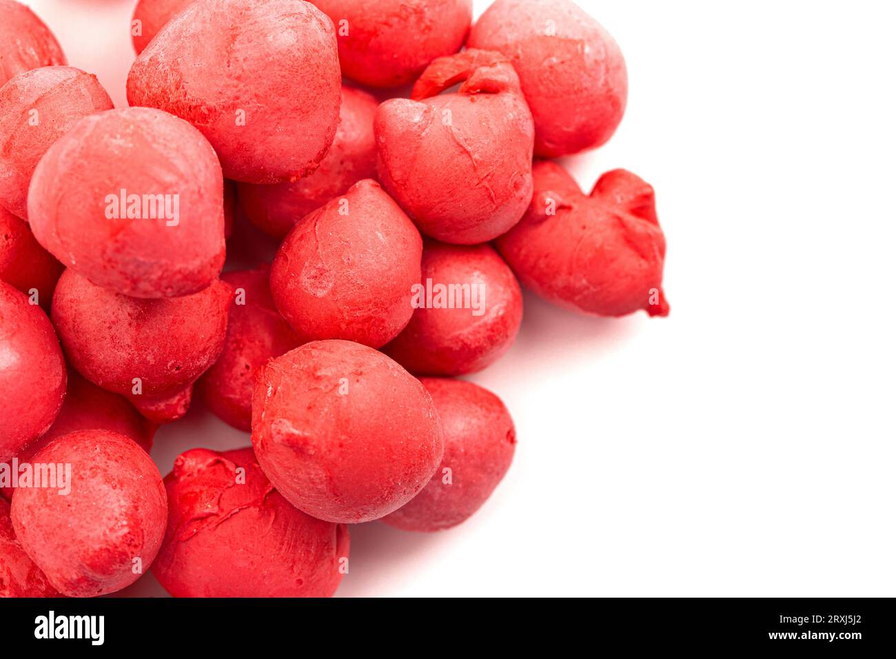 Rouge lyophilisé d'eau salée Taffy sur un fond blanc Banque D'Images