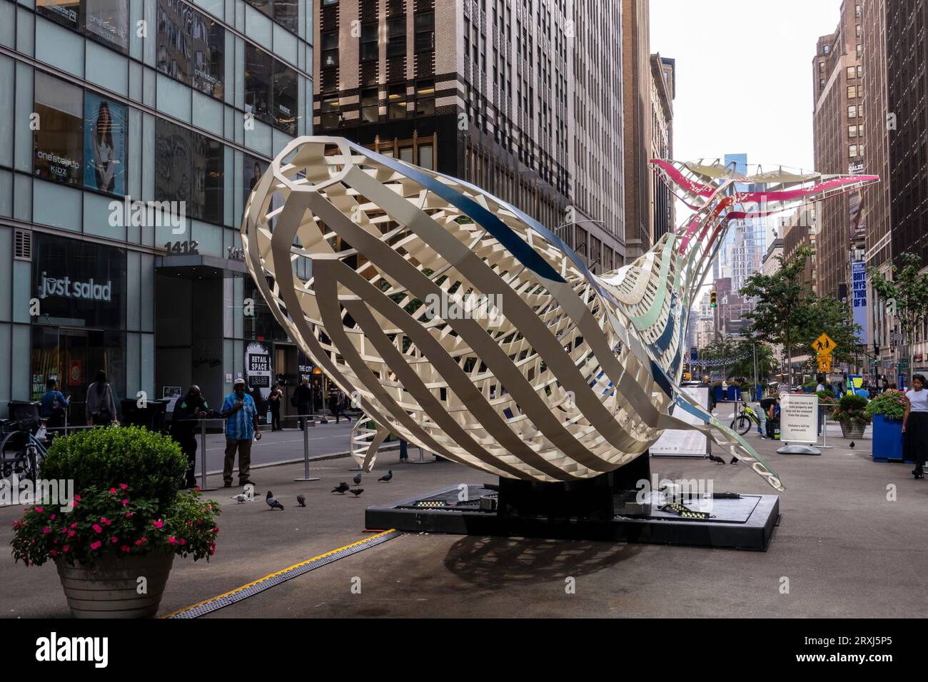 Une exposition d'art publique intitulée « Echoes – A Voice from Uncharted Waters » est créée par l'artiste Mathias Gmachl, The Garment District, 2023, New York City, États-Unis Banque D'Images