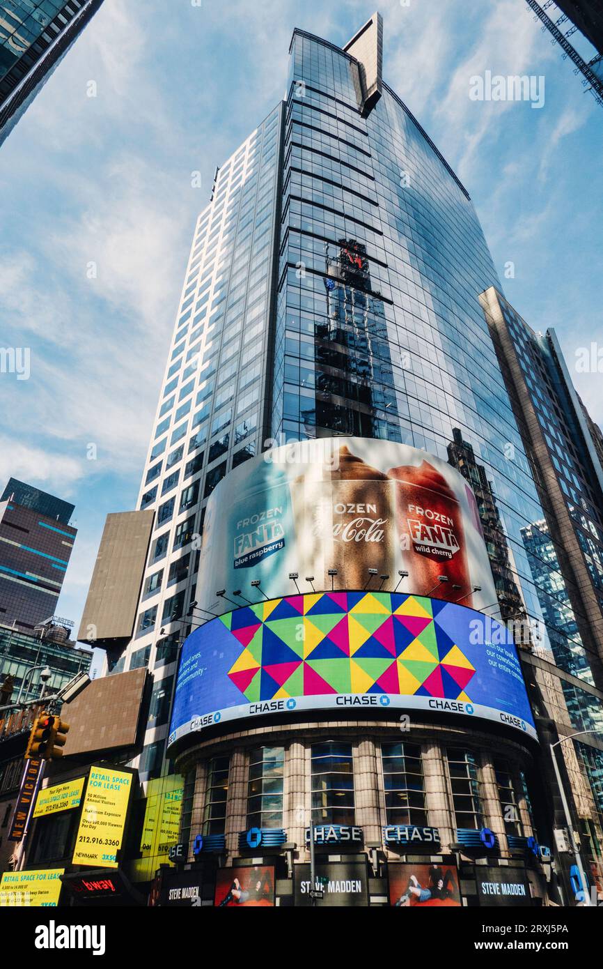 Énormes panneaux d'affichage électroniques, éclairent un gratte-ciel à l'angle de 42nd St., et septième Avenue à Times Square, 2023, New York City, USA Banque D'Images