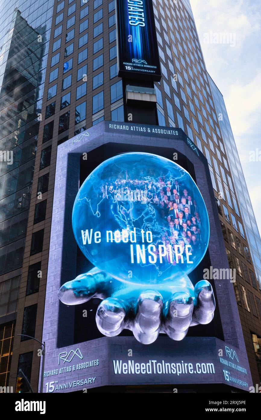 Énormes panneaux d'affichage électroniques, éclairent un gratte-ciel à l'angle de 42nd St., et septième Avenue à Times Square, 2023, New York City, USA Banque D'Images