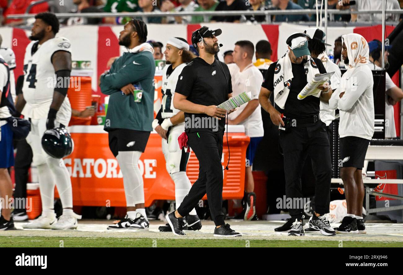 Tampa, États-Unis. 25 septembre 2023. L’entraîneur-chef des Eagles de Philadelphie, Nick Sirianni (C), se démarque en deuxième mi-temps contre les Buccaneers de Tampa Bay au Raymond James Stadium de Tampa, en Floride, le lundi 25 septembre 2023. Photo de Steve Nesius/UPI crédit : UPI/Alamy Live News Banque D'Images