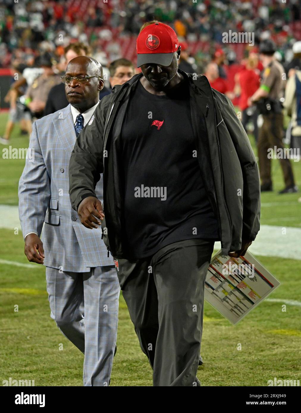 Tampa, États-Unis. 25 septembre 2023. Todd Bowles (R), entraîneur-chef des Buccaneers de Tampa Bay, se rend au clubhouse après une défaite de 25-11 contre les Eagles de Philadelphie au Raymond James Stadium de Tampa, en Floride, le lundi 25 septembre 2023. Photo de Steve Nesius/UPI crédit : UPI/Alamy Live News Banque D'Images