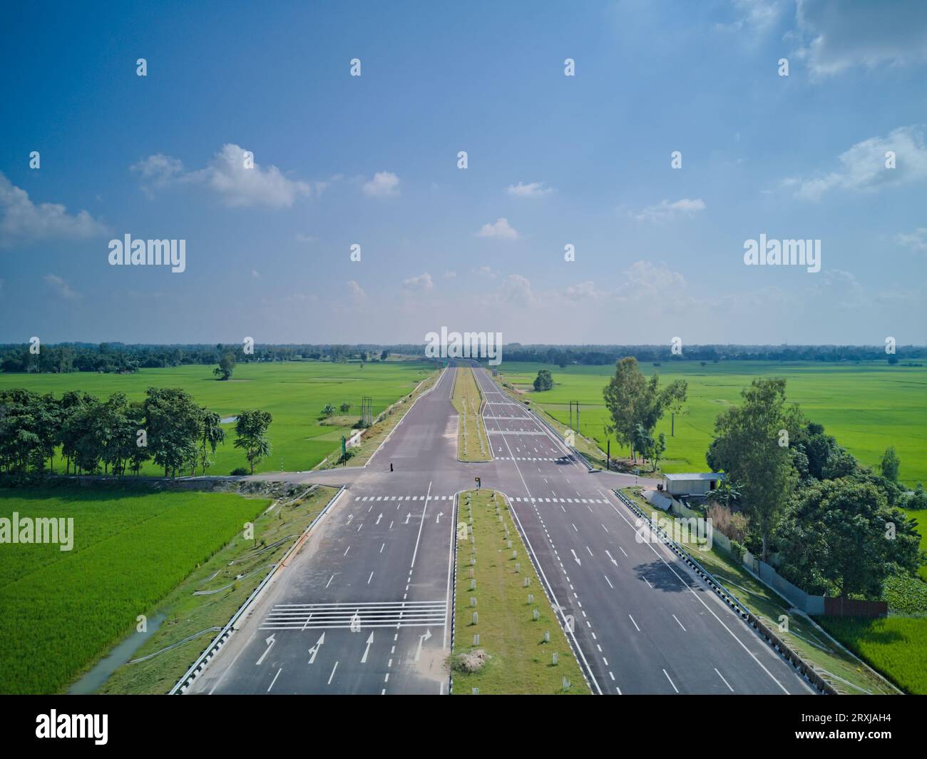 09.16.2023. Raiganj Bengale occidental Inde.vue aérienne de dessus de la route nationale passant à travers des terres agricoles vertes Banque D'Images