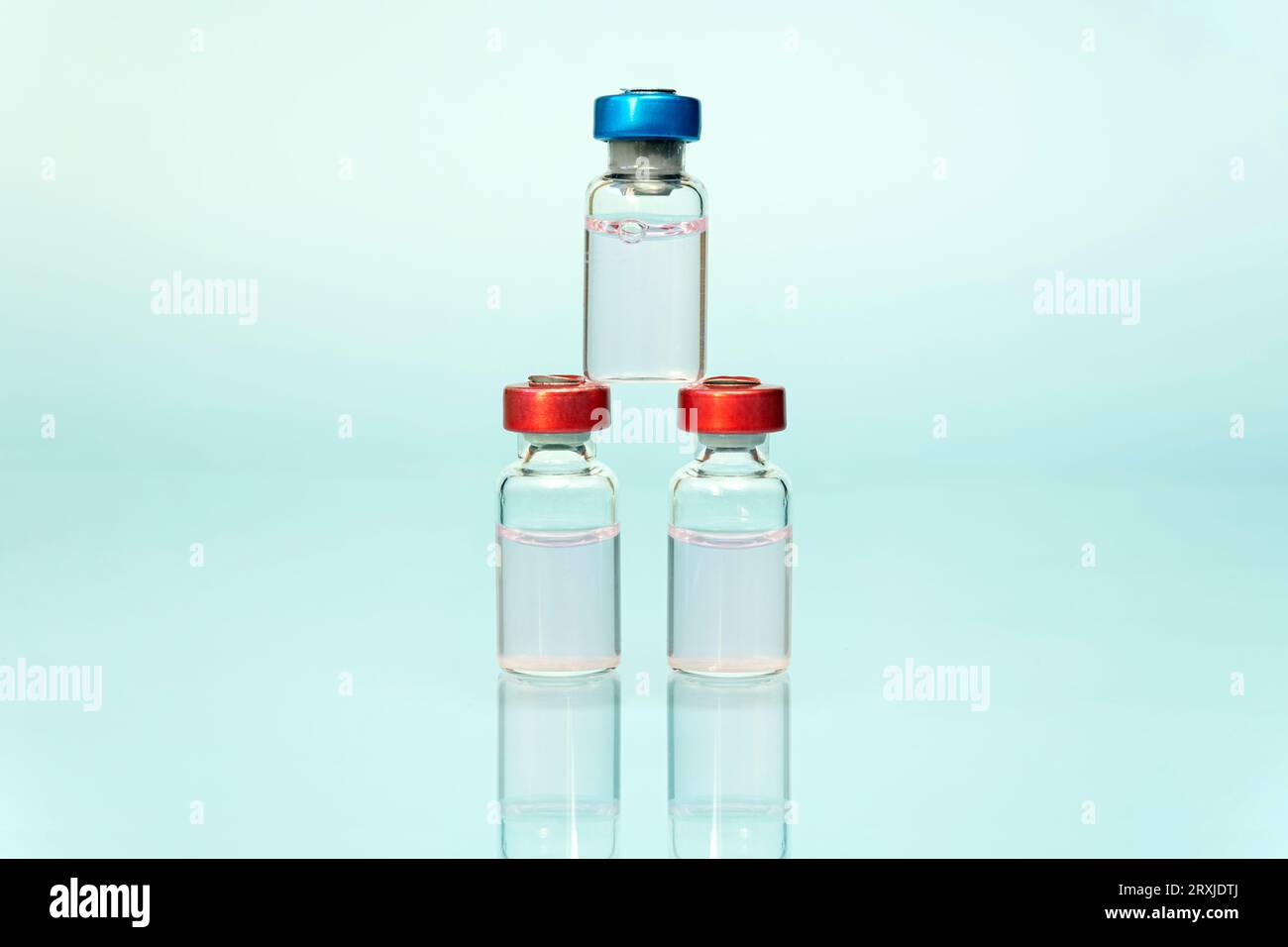 Ampoules avec liquide transparent. Sur fond bleu gros plan. Groupe d'ampoules avec une médecine transparente en laboratoire médical Banque D'Images