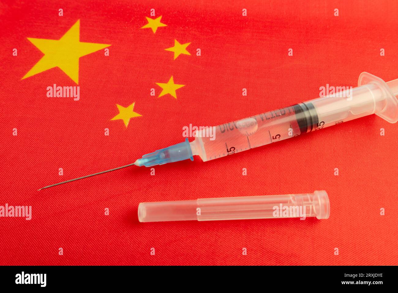 Vaccin, seringues et drapeau chinois. La recherche microbiologique en Chine. Développement des médicaments antiviraux en République de Chine. flacon de vaccin covid-19 Banque D'Images