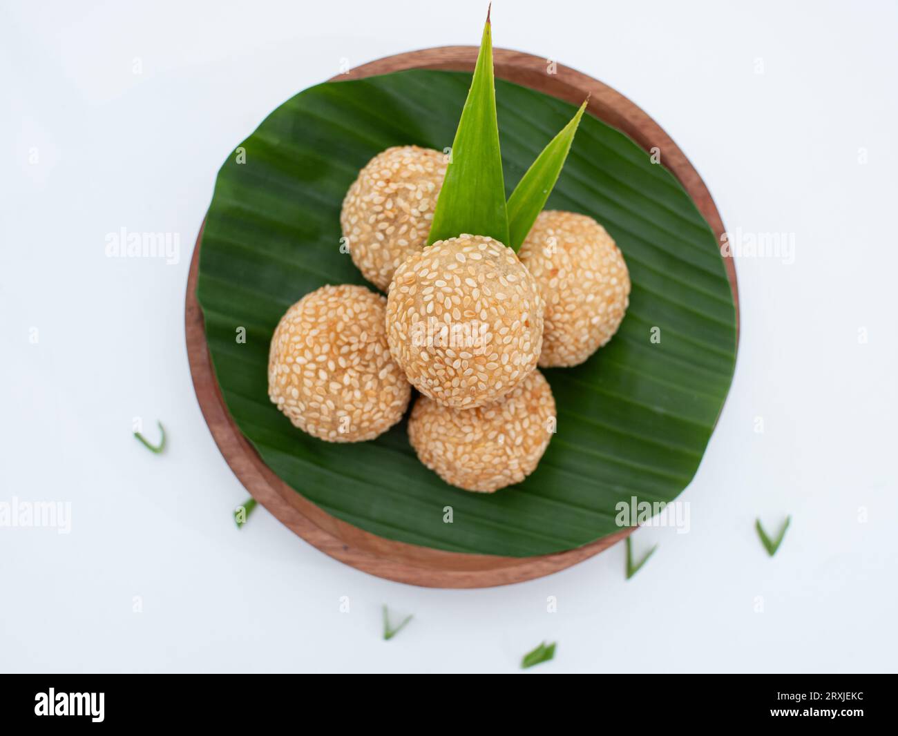 Onde onde ou boule de graines de sésame sur une assiette avec feuille de bananier, nourriture traditionnelle populaire en Indonésie. vue de dessus Banque D'Images