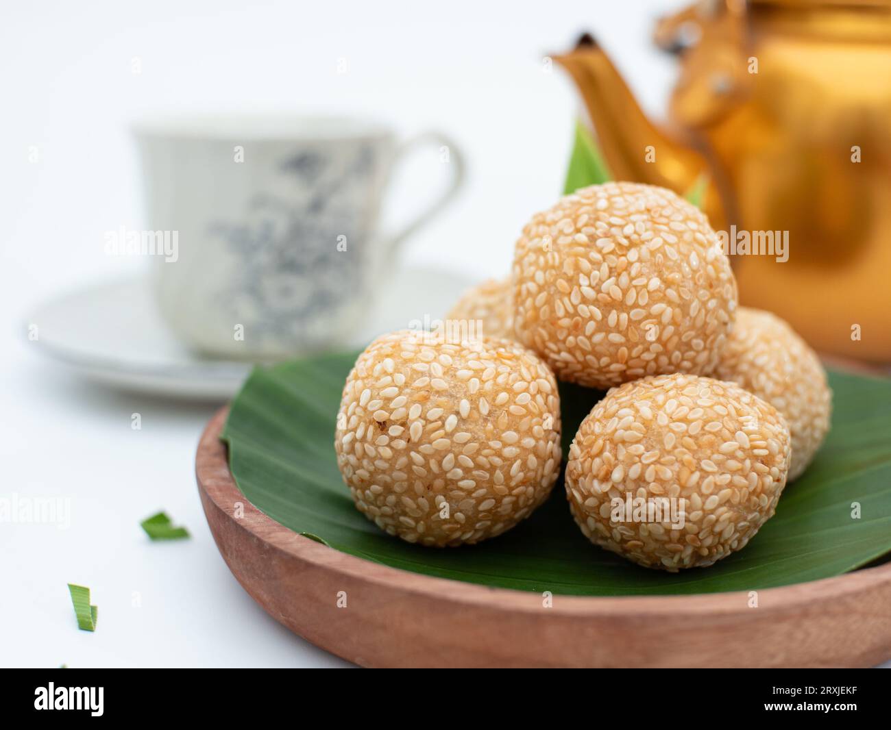 Onde onde ou boule de graines de sésame sur une assiette avec feuille de bananier, nourriture traditionnelle populaire en Indonésie Banque D'Images