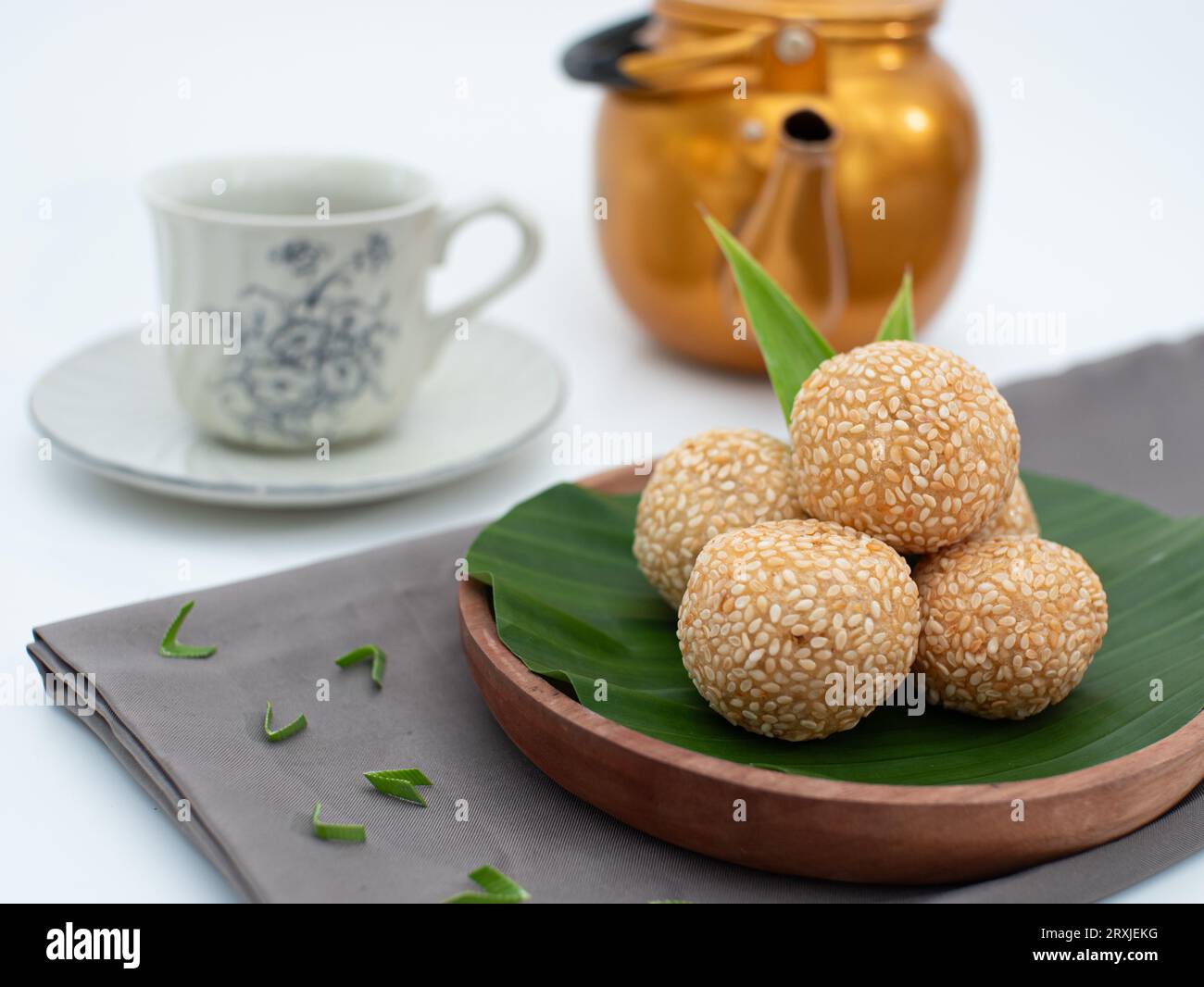 Onde onde ou boule de graines de sésame sur une assiette avec feuille de bananier, nourriture traditionnelle populaire en Indonésie Banque D'Images