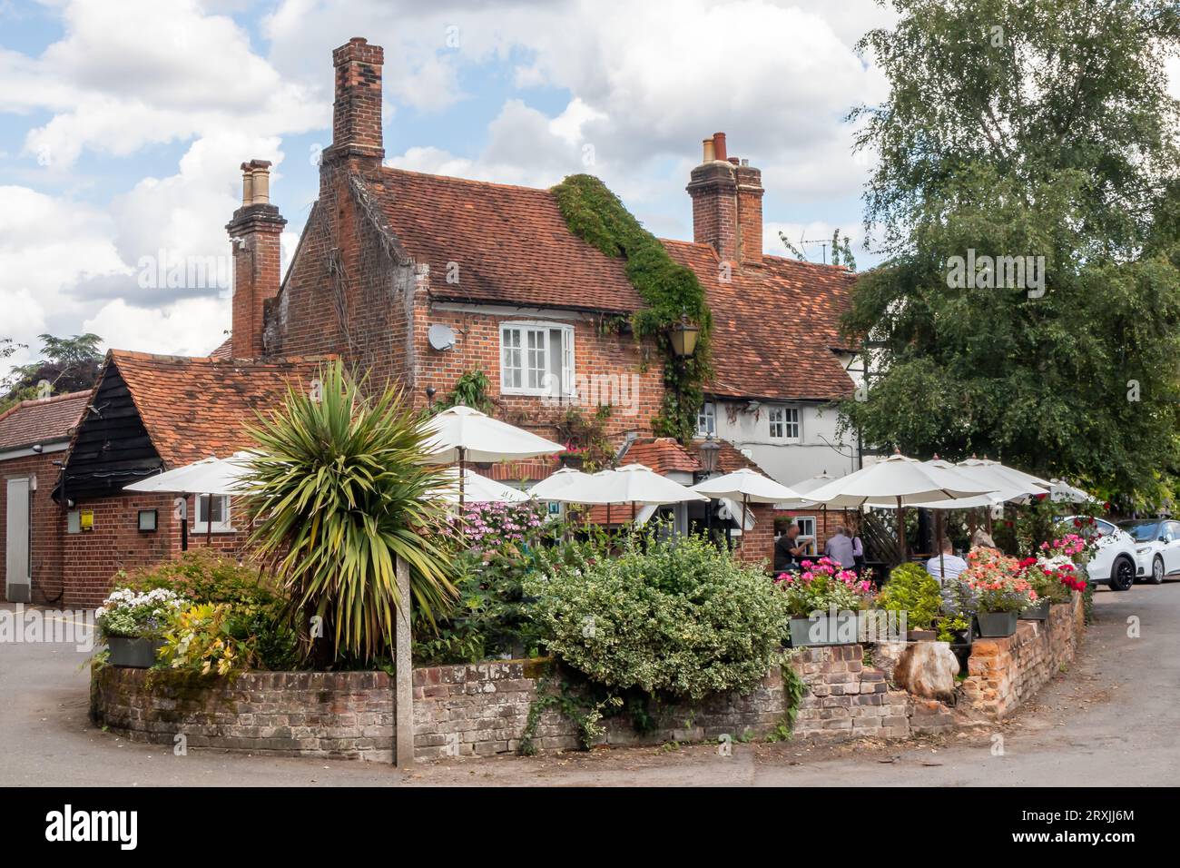 Pub de campagne anglais avec jardin en été, Little Marlow, Buckinghamshire, Angleterre, Royaume-Uni Banque D'Images