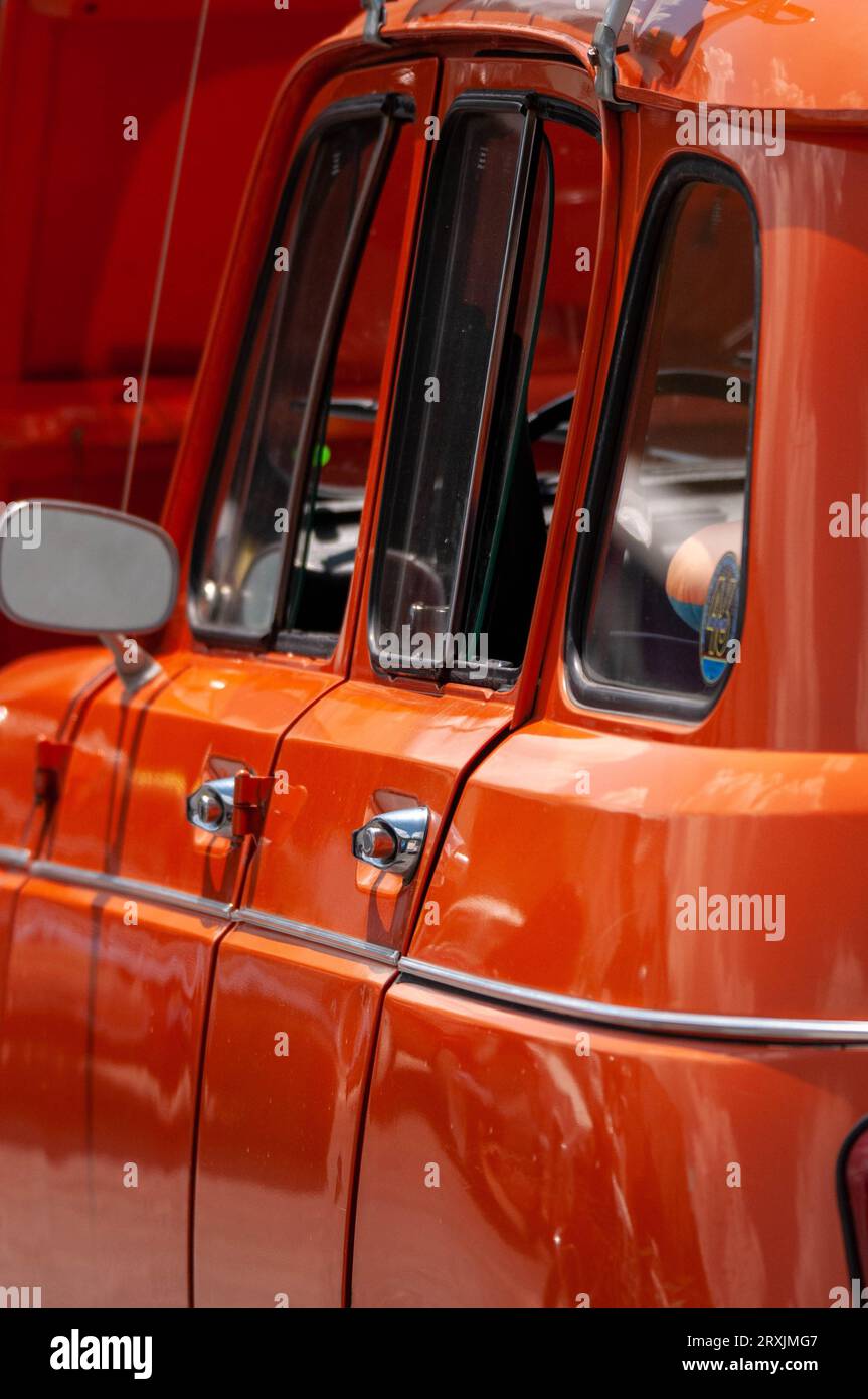 Orange Renault 4L, bouchon RN 20 à Souillac, département du Lot Banque D'Images