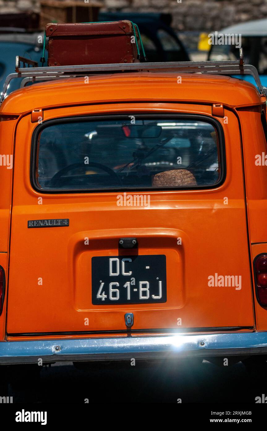 Orange Renault 4L, bouchon RN 20 à Souillac, département du Lot Banque D'Images