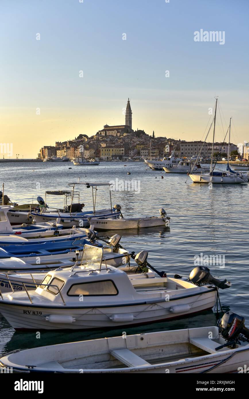 Le soleil se couchant sur Rovinj, Croatie, fin mars 2016. Photographié depuis la promenade du front de mer d'Obala Alda Rismonda Banque D'Images