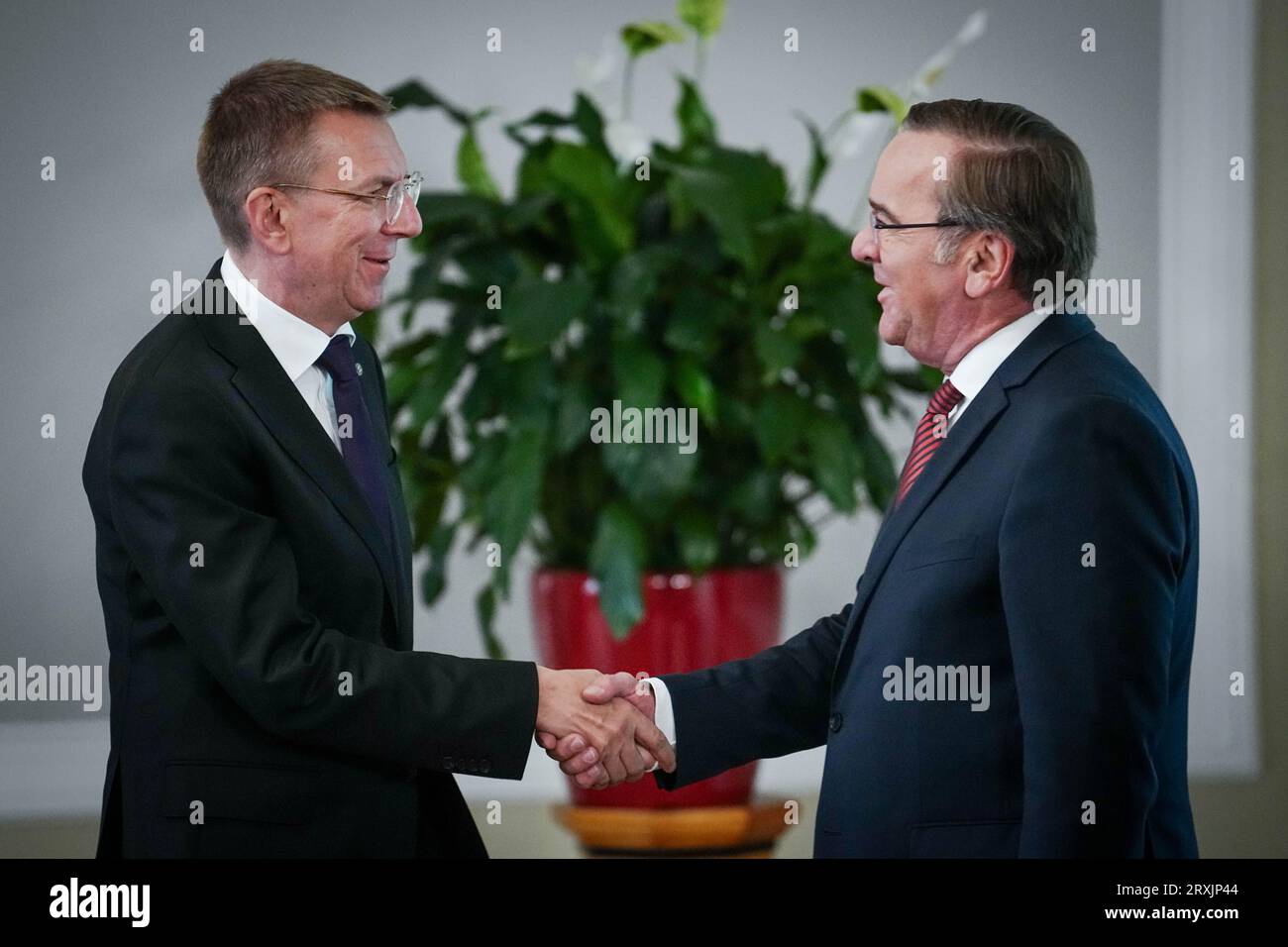 Riga, Lettonie. 26 septembre 2023. Boris Pistorius (r, SPD), ministre fédéral de la Défense, est reçu dans la matinée au Palais présidentiel par Edgars Rinkevics, président de la Lettonie. Après Riga, le voyage continue d'ici en Estonie. Crédit : Kay Nietfeld/dpa/Alamy Live News Banque D'Images