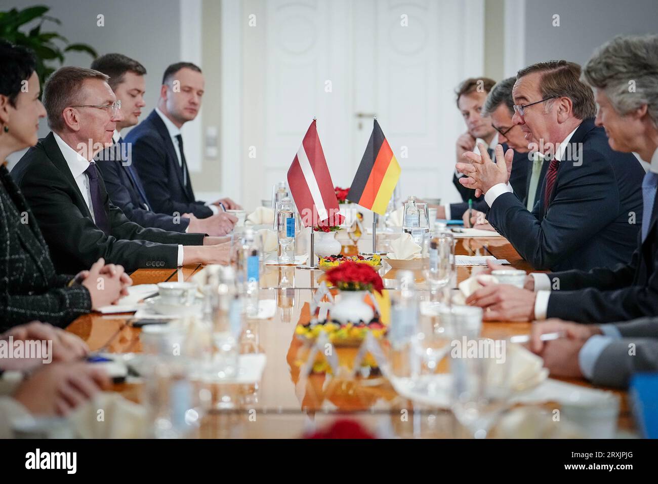 Riga, Lettonie. 26 septembre 2023. Boris Pistorius (r, SPD), ministre fédéral de la Défense, est reçu dans la matinée au Palais présidentiel par Edgars Rinkevics, président de la Lettonie. Après Riga, le voyage continue d'ici en Estonie. Crédit : Kay Nietfeld/dpa/Alamy Live News Banque D'Images