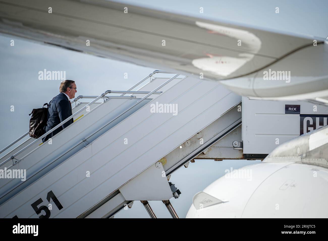 Riga, Lettonie. 26 septembre 2023. Boris Pistorius (SPD), ministre fédéral de la Défense, monte la passerelle vers l'Airbus A319 de l'armée de l'air à l'aéroport de Riga pour le vol vers l'Estonie. Crédit : Kay Nietfeld/dpa/Alamy Live News Banque D'Images