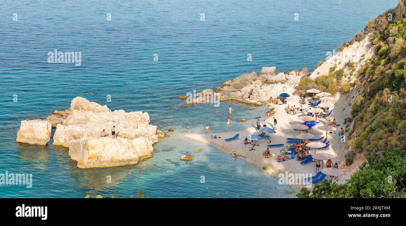 Zakynthos, Grèce 25 juillet 2023. Panorama de la plage de Xigia dans l'île de Zakynthos en Grèce avec des gens profitant de l'été. Banque D'Images