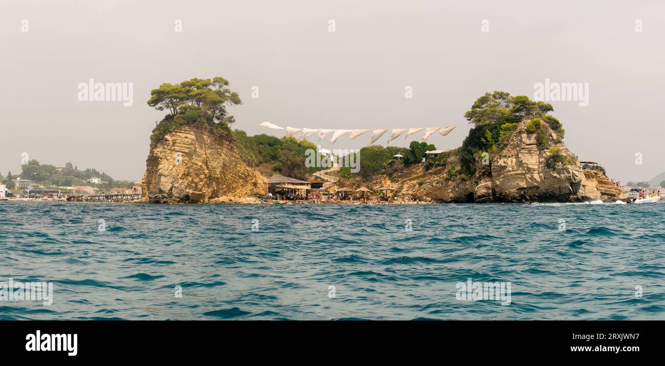 Panorama de l'île de Cameo à Zakynthos en Grèce avec des gens profitant de l'été. Banque D'Images