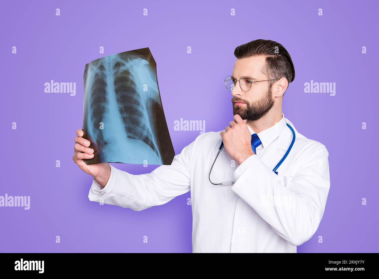 Portrait de pensif doc pensif en blouse de laboratoire blanche, main tenue uniforme sur le menton regardant les rayons X des poumons, essayant d'établir un diagnostic, isolé sur Banque D'Images