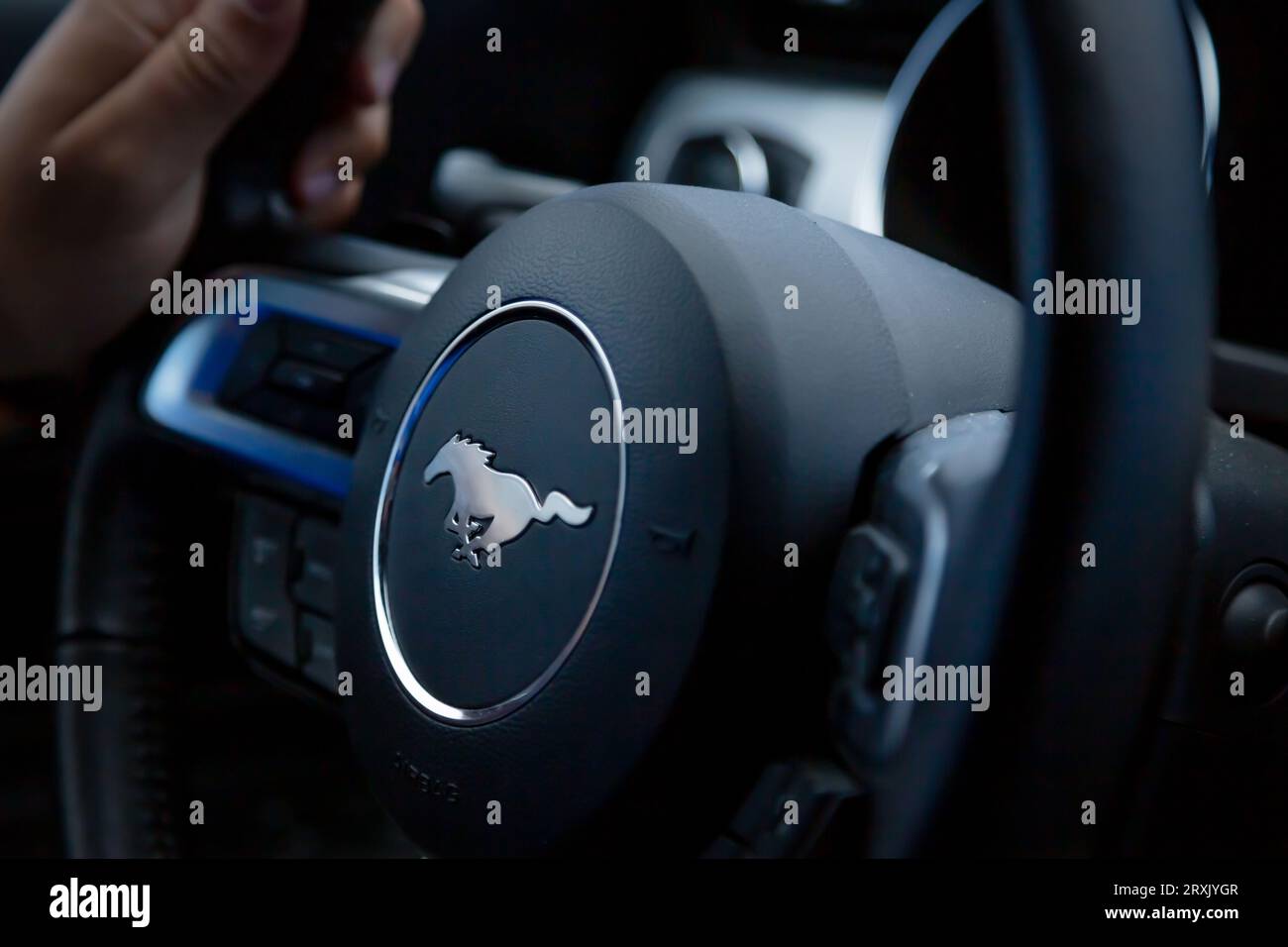 Los Angeles, Californie - avril 2017 : vue sur un volant avec le logo Ford Mustang à l'intérieur d'une muscle car américaine. Logo Ford Mustang Running Horse. Intérieur du modèle moderne de Ford Mustang. Banque D'Images