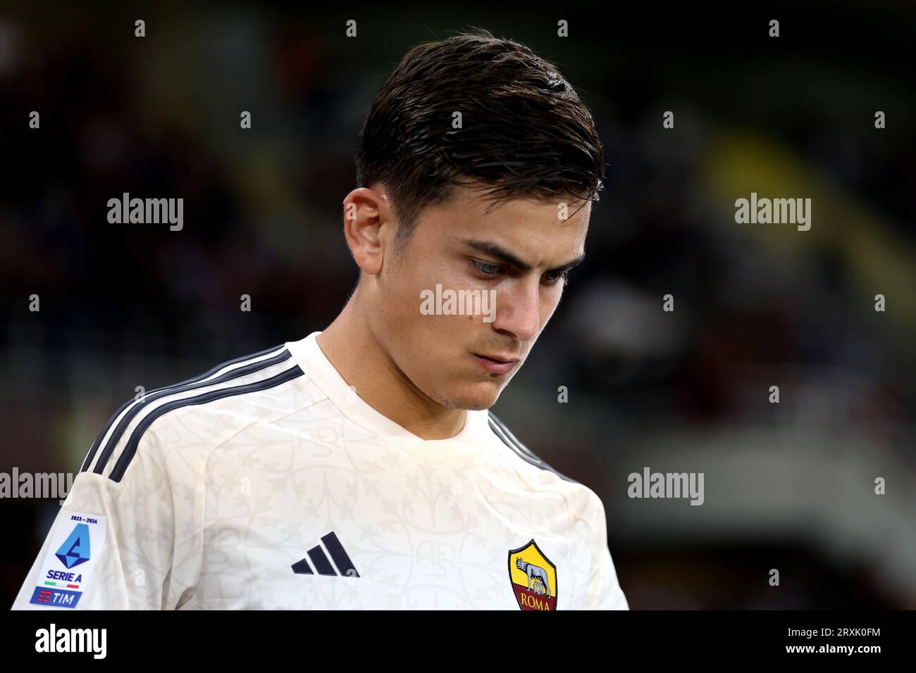 Paulo Dybala de l'AS Roma regarde pendant le match de football Serie A entre le Torino FC et l'AS Roma. Le match se termine par une égalité 1-1. Banque D'Images