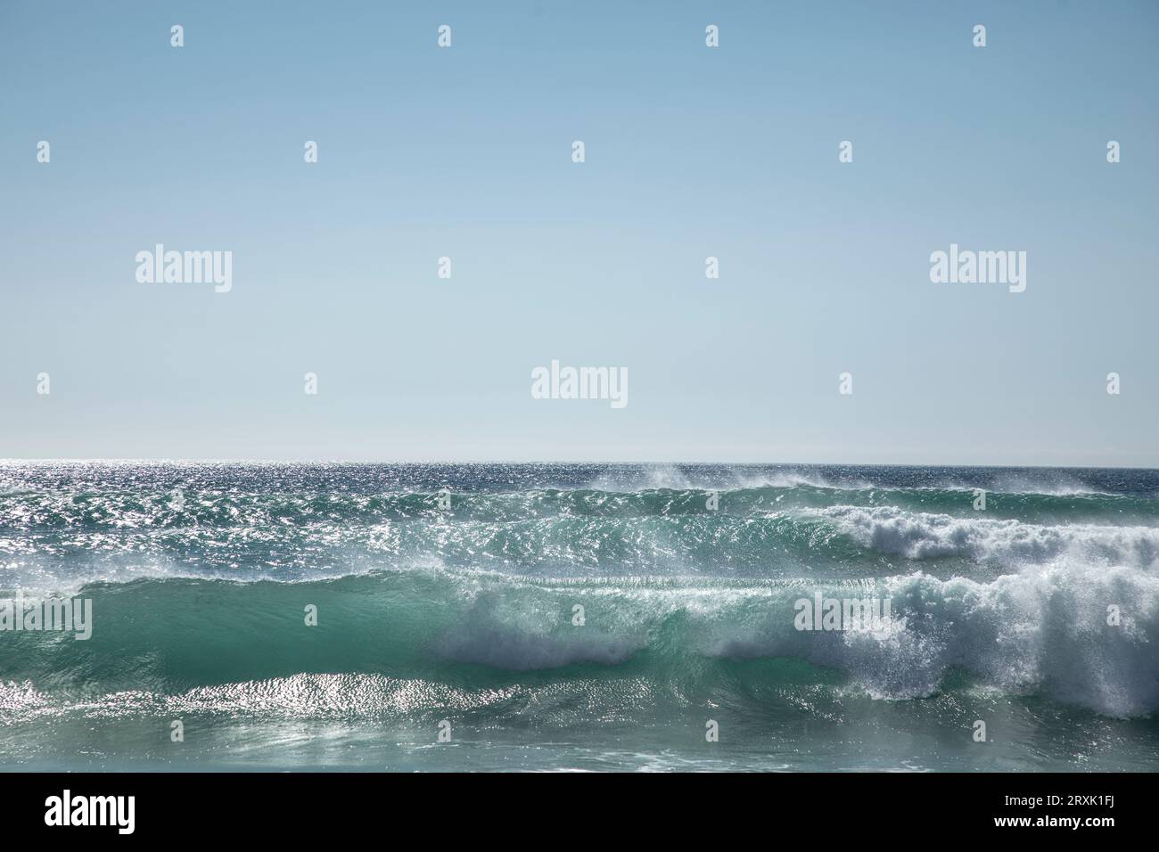 Vagues dans une journée ensoleillée à la plage Banque D'Images