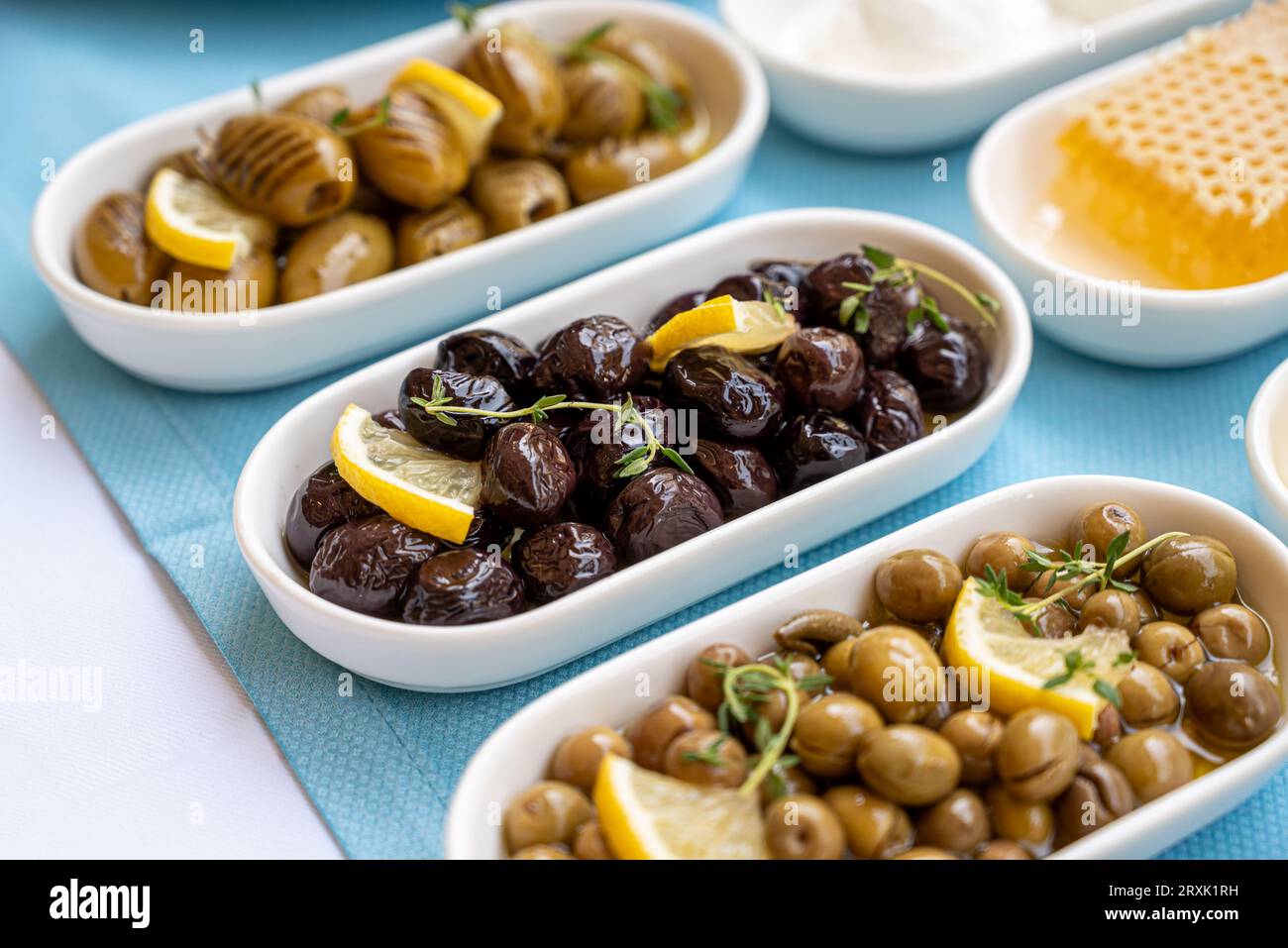 Trois différents types d'olives placés sur une table de petit déjeuner turque traditionnelle Banque D'Images