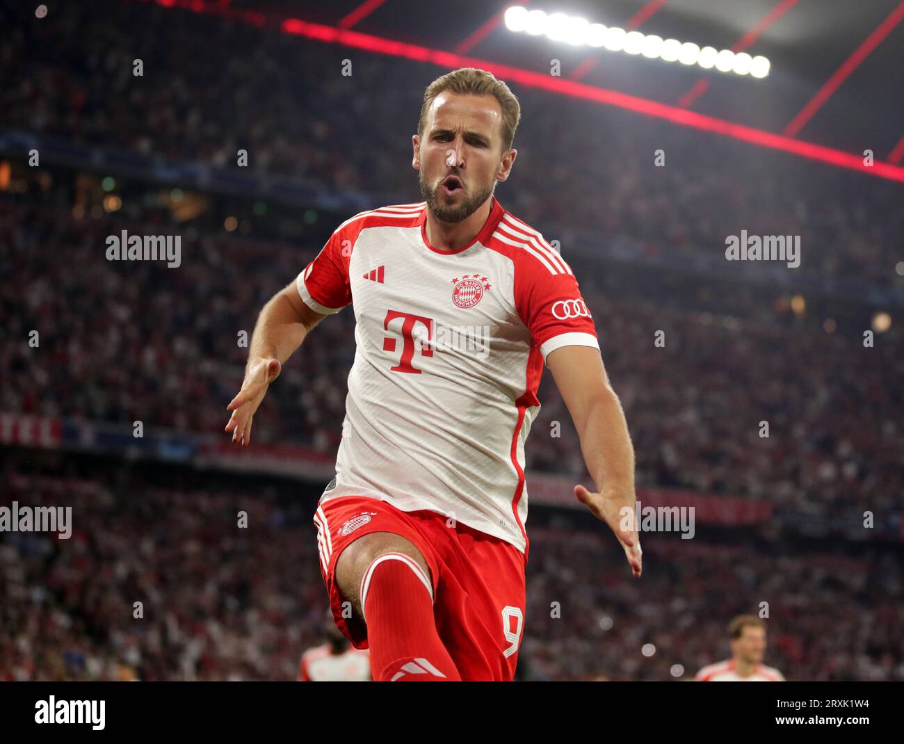 Harry Kane du FC Bayern Muenchen verwandelt Elfmeter zum 3:1 und jubelt FC Bayern Muenchen vs Manchester United UEFA Champions League, Gruppenphase, 1. Spieltag 20.09.2023 © diebilderwelt / Alamy stock Banque D'Images