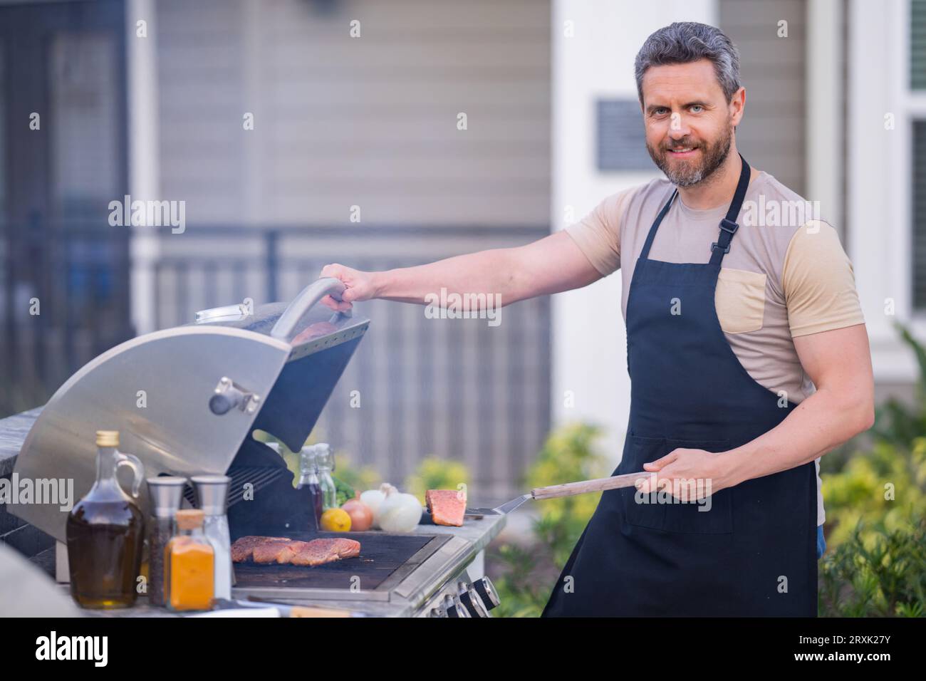Concept De Barbecue Homme Hispanique D'âge Moyen En Tablier Pour Rôtir Au  Barbecue Et Griller Des Aliments