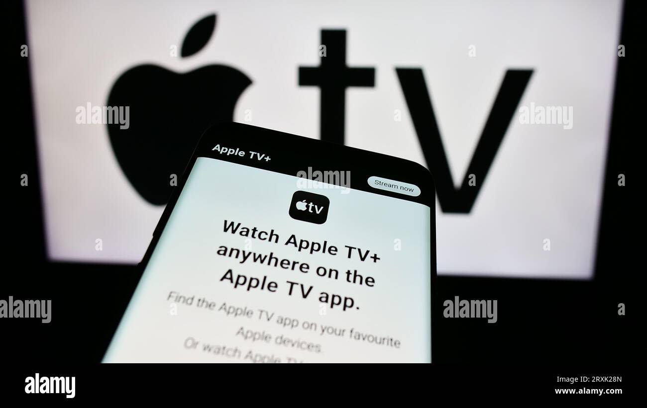 Téléphone mobile avec site Web de service de streaming vidéo Apple TV plus sur l'écran en face du logo de l'entreprise. Effectuez le focus sur le coin supérieur gauche de l'écran du téléphone. Banque D'Images