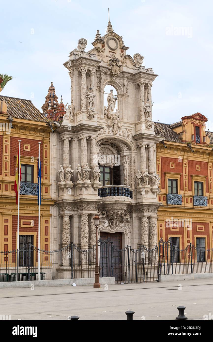 SÉVILLE, ESPAGNE - 21 MAI 2017 : il s'agit d'un fragment de la façade du Palais San Telmo (XVII siècle) avec une entrée centrale au bâtiment. Banque D'Images