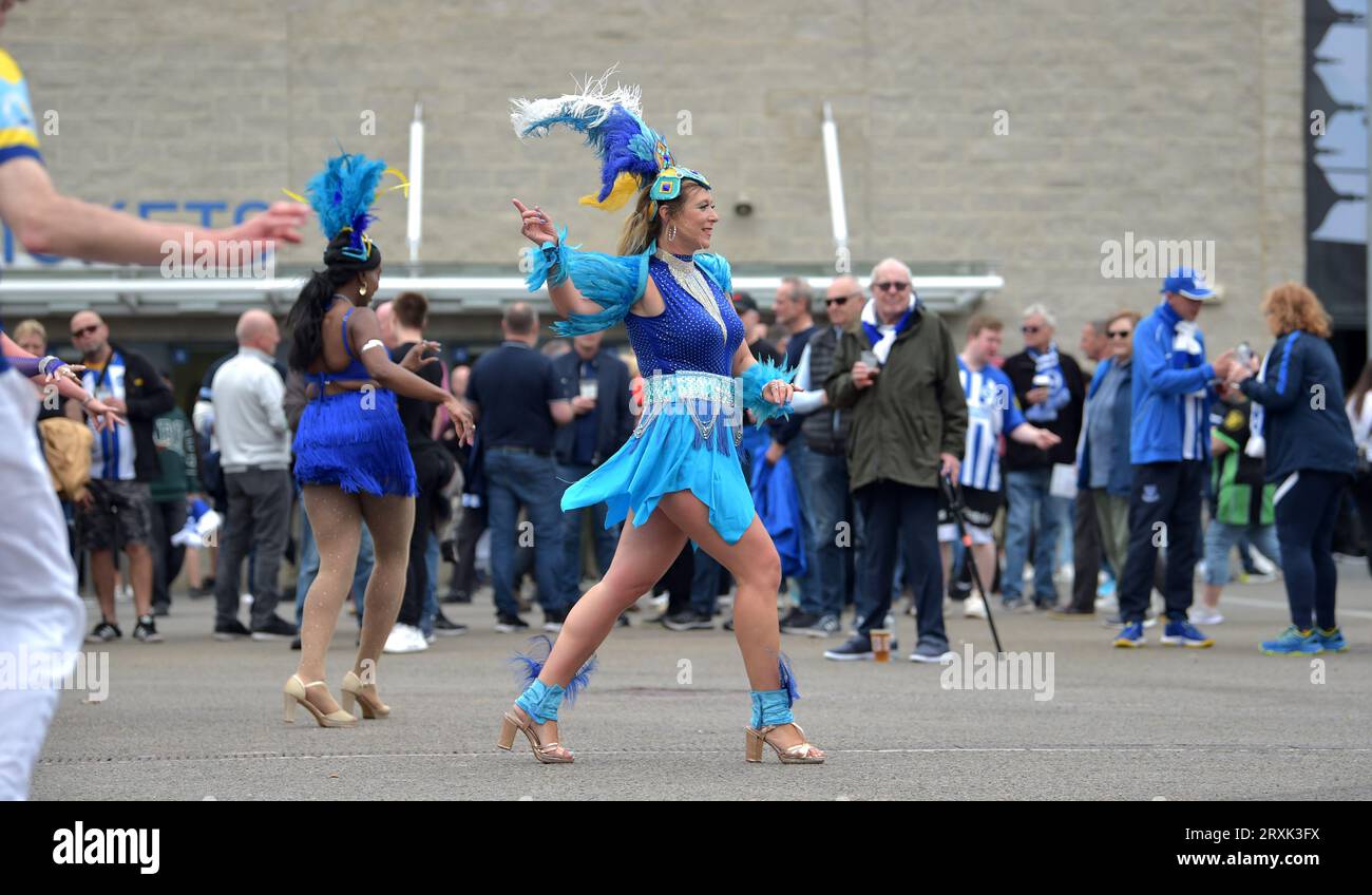 Les danseurs de samba divertissent les fans avant le match de Premier League entre Brighton et Hove Albion et AFC Bournemouth au American Express Stadium , Brighton , Royaume-Uni - 24 septembre 2023 Banque D'Images