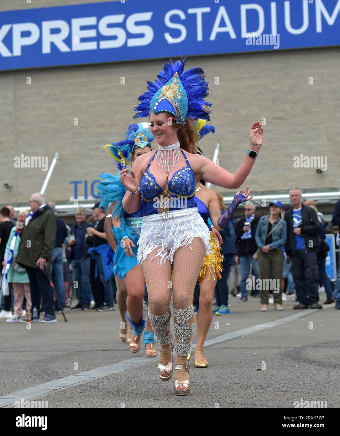 Les danseurs de samba divertissent les fans avant le match de Premier League entre Brighton et Hove Albion et AFC Bournemouth au American Express Stadium , Brighton , Royaume-Uni - 24 septembre 2023 Banque D'Images