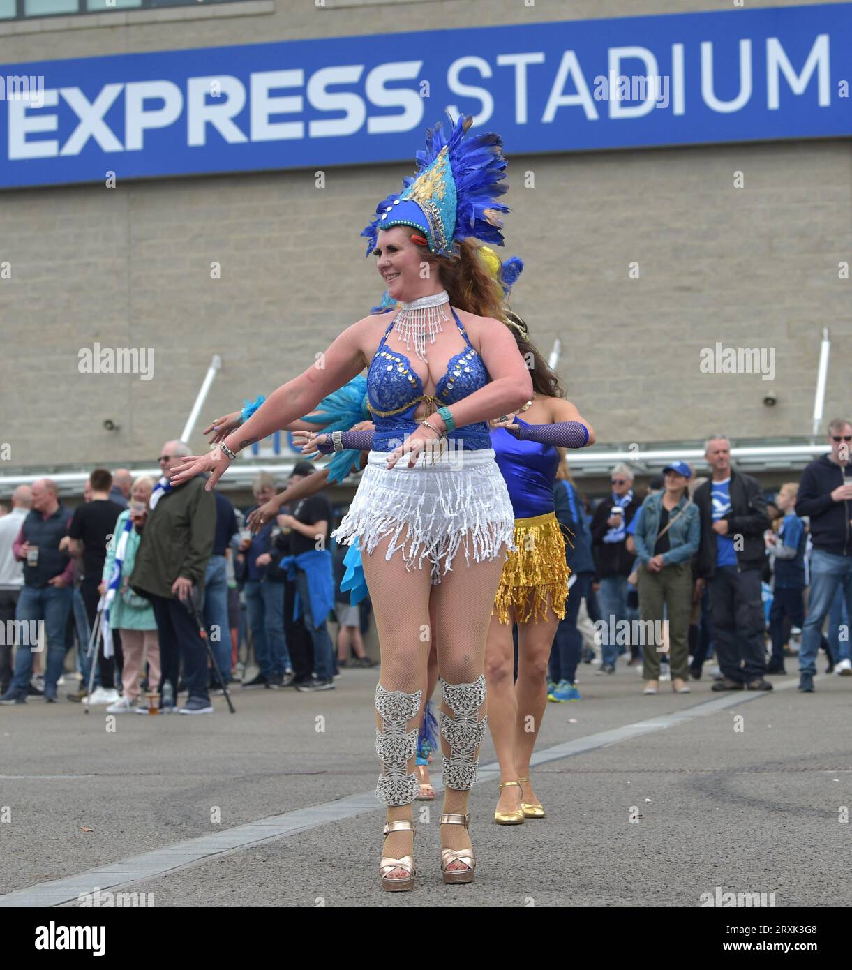 Les danseurs de samba divertissent les fans avant le match de Premier League entre Brighton et Hove Albion et AFC Bournemouth au American Express Stadium , Brighton , Royaume-Uni - 24 septembre 2023 Banque D'Images