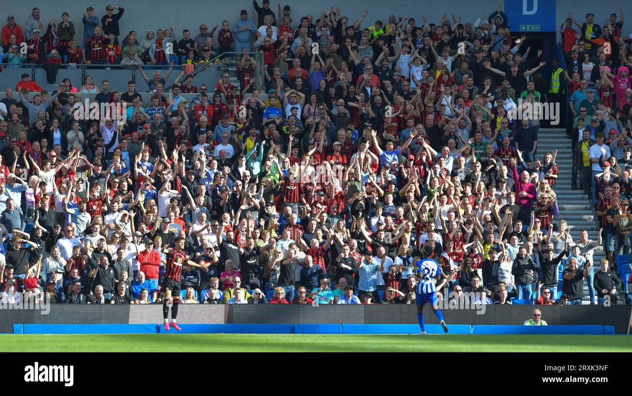 Fans de Bournemouth lors du match de Premier League entre Brighton et Hove Albion et l'AFC Bournemouth à l'American Express Stadium, Brighton, Royaume-Uni - 24 septembre 2023 photo Simon Dack / Telephoto Images. Usage éditorial uniquement. Pas de merchandising. Pour les images de football des restrictions FA et Premier League s'appliquent inc. Aucune utilisation Internet/mobile sans licence FAPL - pour plus de détails contacter football Dataco Banque D'Images