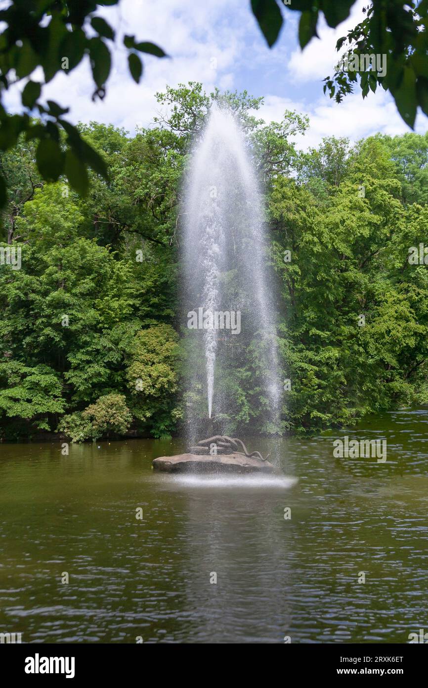 Uman, Ukraine - 24 juin 2023 : Fontaine 'Snake' dans l'arboretum Sofievka en été, Uman. Photographie verticale Banque D'Images