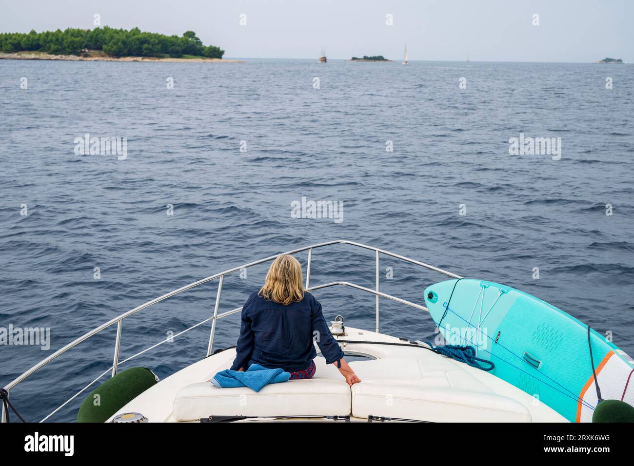 Les femmes se détendent sur Motor Yacht Banque D'Images