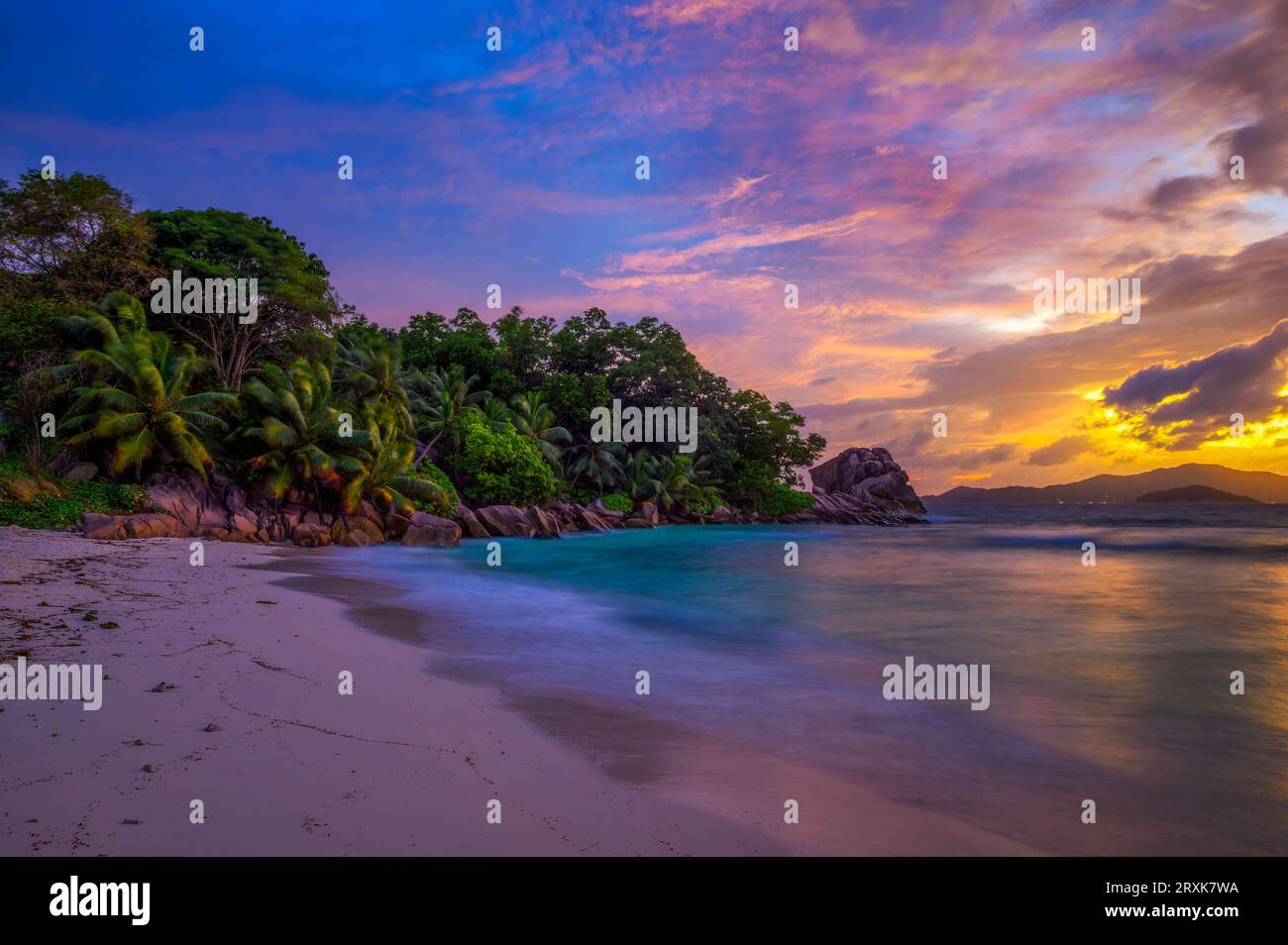 Coucher de soleil coloré sur la plage d'Anse Severe à l'île de la Digue, Seychelles Banque D'Images