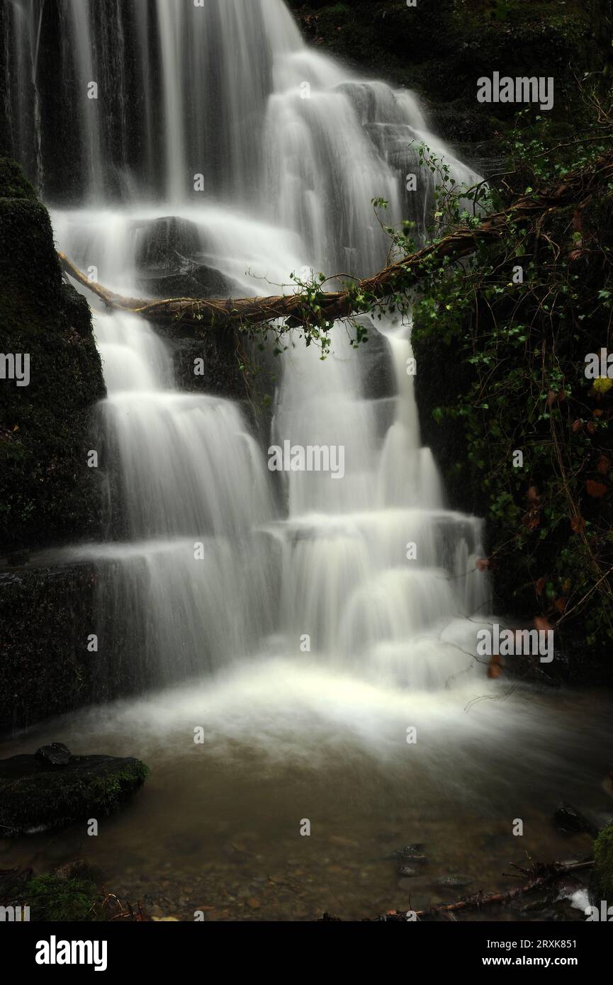 Cascade sur le côté de la A470 entre Erwood et Builth Wells. Banque D'Images