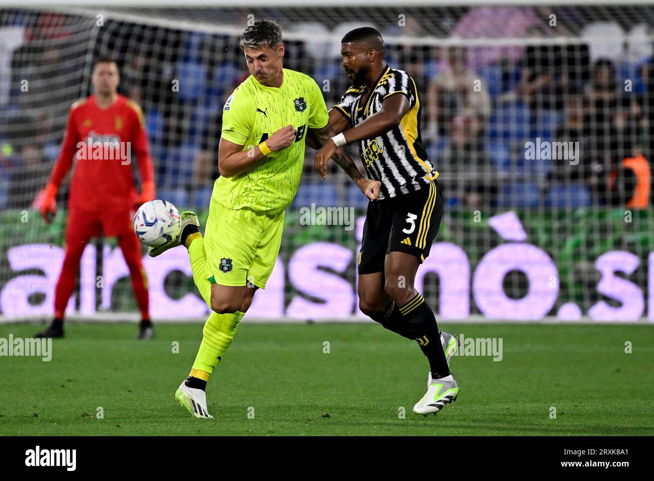 Andrea Pinamonti de l’US Sassuolo Calcio et Gleison Bremer Silva Nascimento de la Juventus FC s’affrontent pour le ballon lors du match de football Serie A entre l’US Sassuolo et la Juventus FC au stade Citta del Tricolore à Reggio Emilia (Italie), le 23 septembre 2023. Banque D'Images