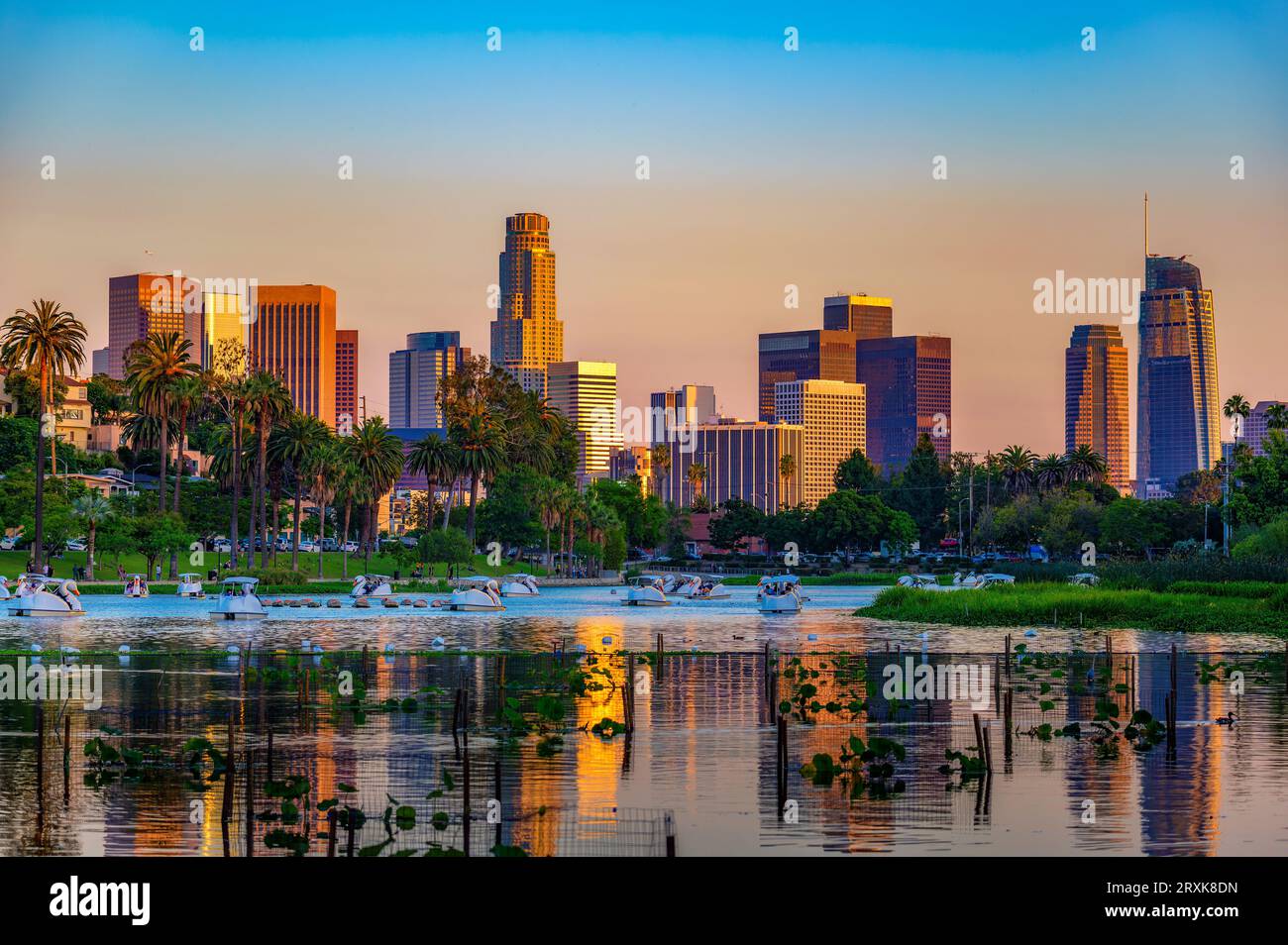 Horizon de Los Angeles au coucher du soleil depuis Echo Park avec pédalos sur le lac Banque D'Images