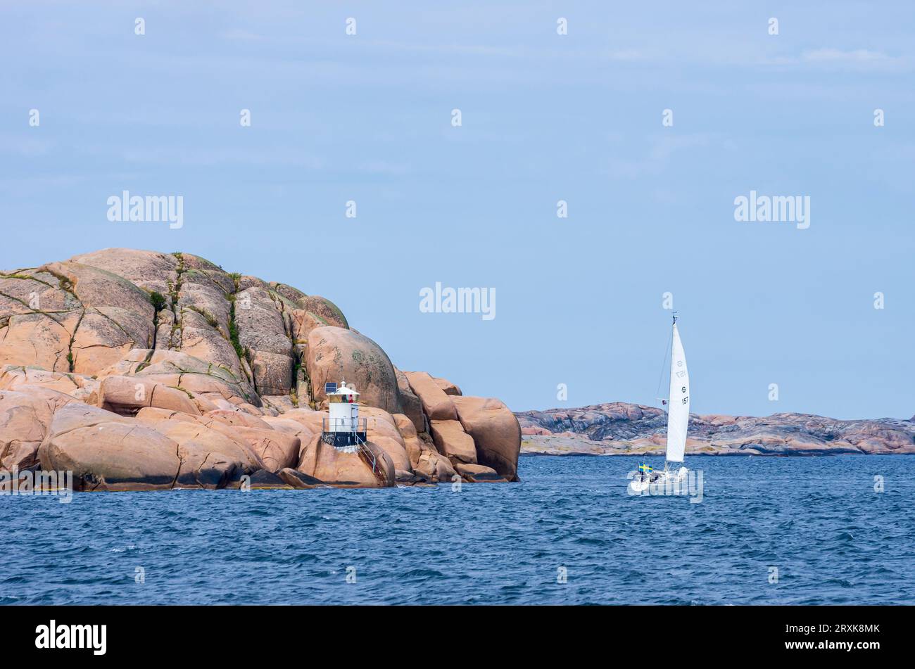 Balise et marque de navigation sur une île rocheuse de l'archipel au sud de Lysekil, Bohuslän, comté de Västra Götaland, Suède, Scandinavie, Europe. Banque D'Images