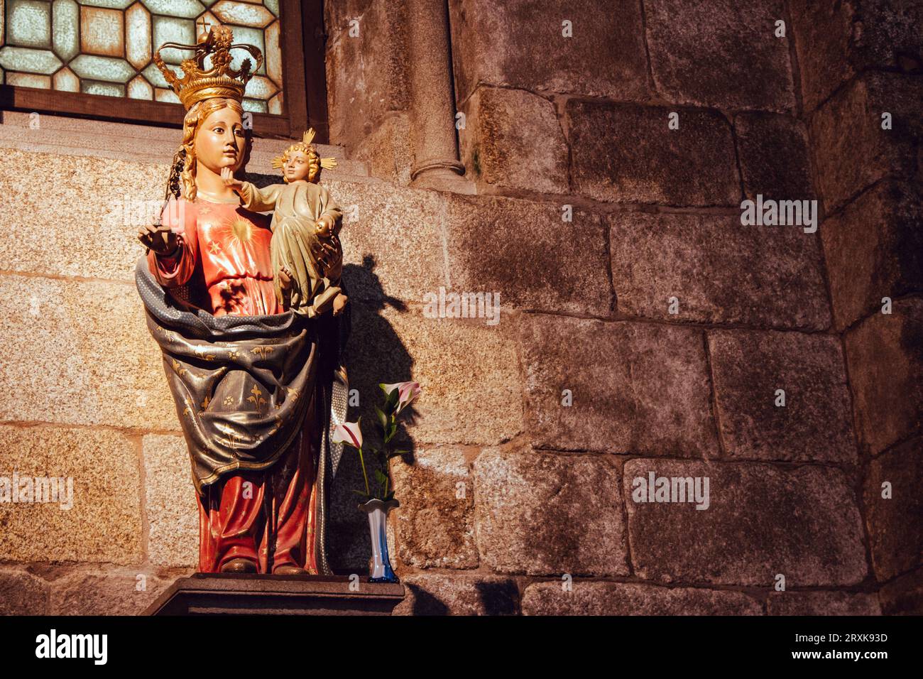 Sculpture ancienne de la Vierge Marie avec bébé et anges. Statue vintage de mère de Dieu et Jésus-Christ enfant. Foi et concept de religion. Banque D'Images