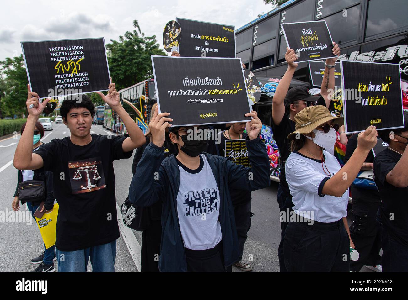 Bangkok, Thaïlande. 26 septembre 2023. Des militants thaïlandais brandissent des pancartes exprimant leur opinion pendant la manifestation devant la maison du gouvernement à Bangkok. Des militants d'Amnesty International ont organisé une manifestation devant la maison du gouvernement à Bangkok pour réclamer la libération de prisonniers politiques accusés de lèse-majesté ou de l'article 112 du code pénal. Crédit : SOPA Images Limited/Alamy Live News Banque D'Images