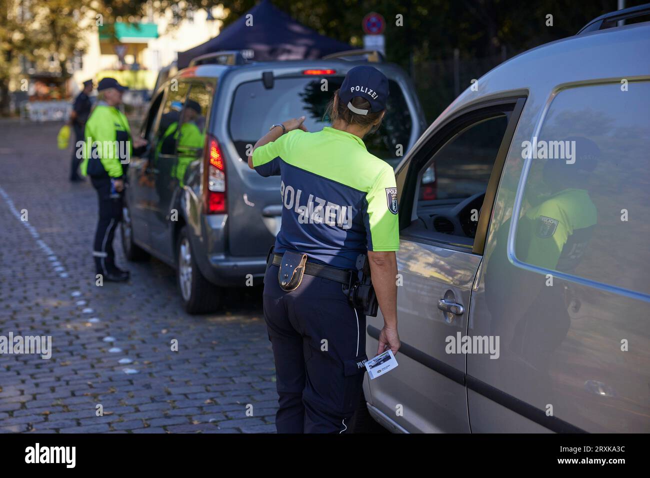 Munich, Allemagne. 26 septembre 2023. Au cours de la campagne de sécurité routière à travers les États, les policiers mènent une campagne de prévention contre l'alcool et les drogues et la distraction au volant à Louise-Schroeder-Platz à Berlin. Crédit : Joerg Carstensen/dpa/Alamy Live News Banque D'Images