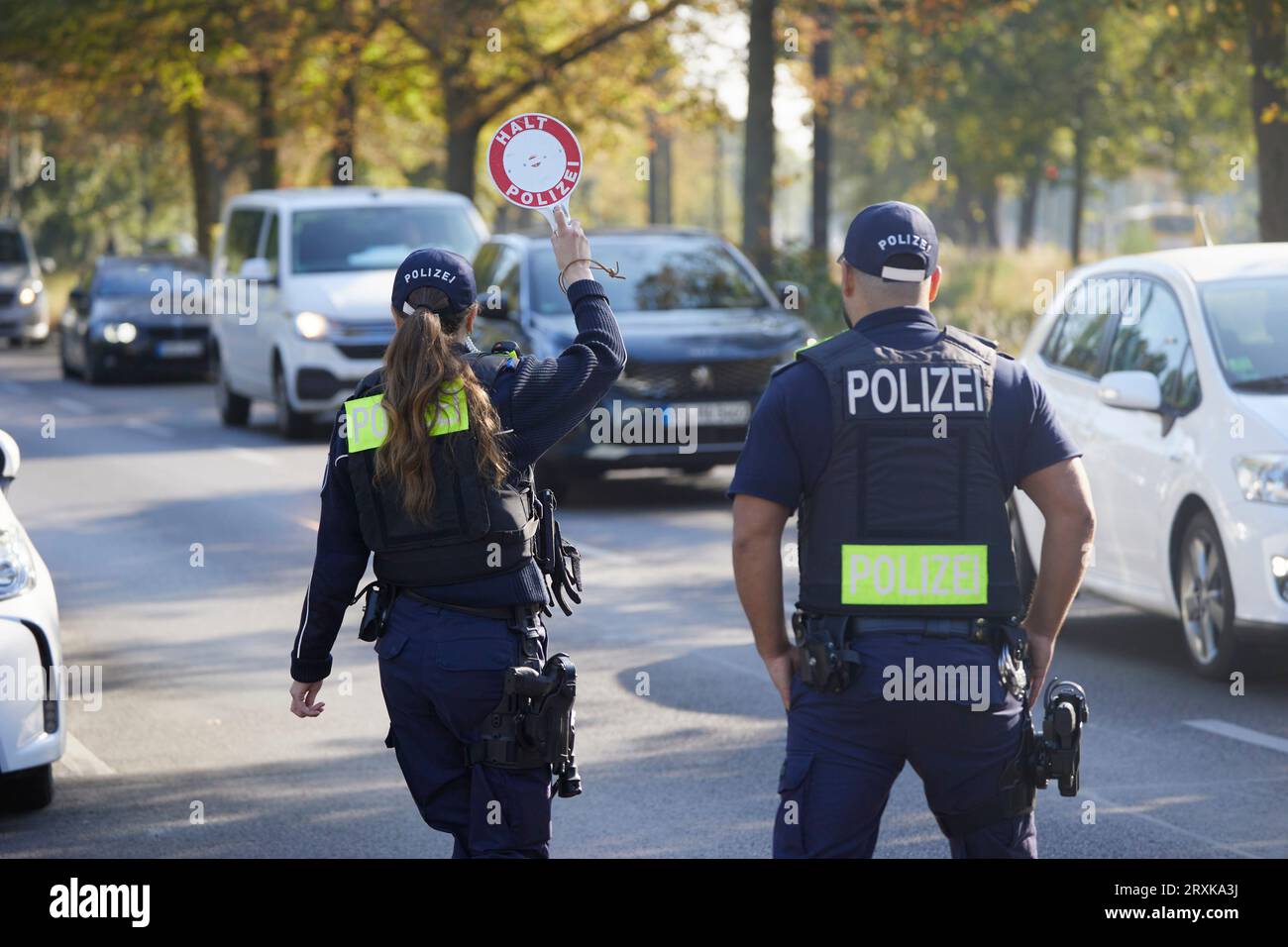 Munich, Allemagne. 26 septembre 2023. Au cours de la campagne de sécurité routière à travers les États, les policiers mènent une campagne de prévention contre l'alcool et les drogues et la distraction au volant à Louise-Schroeder-Platz à Berlin. Crédit : Joerg Carstensen/dpa/Alamy Live News Banque D'Images