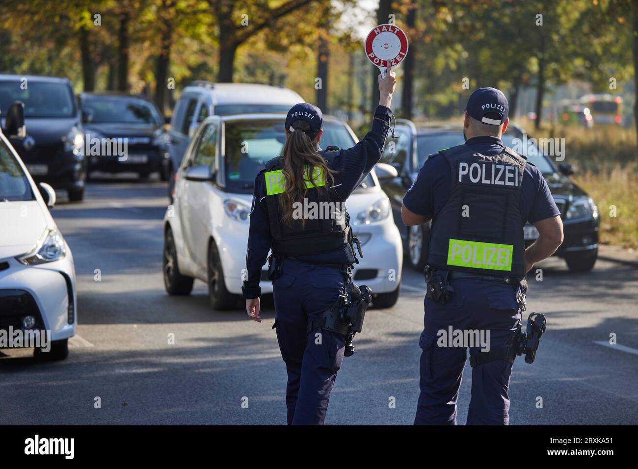 Munich, Allemagne. 26 septembre 2023. Au cours de la campagne de sécurité routière à travers les États, les policiers mènent une campagne de prévention contre l'alcool et les drogues et la distraction au volant à Louise-Schroeder-Platz à Berlin. Crédit : Joerg Carstensen/dpa/Alamy Live News Banque D'Images