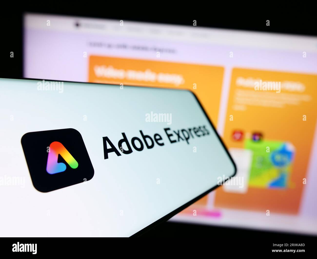 Smartphone avec logo du logiciel de conception graphique Adobe Express sur l'écran en face du site Web. Effectuez le focus sur la gauche de l'écran du téléphone. Banque D'Images